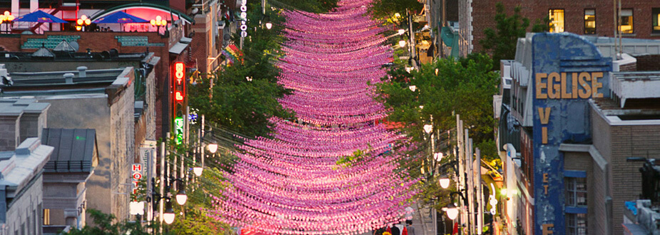 Vue de Village gay de Montréal avec les boules roses